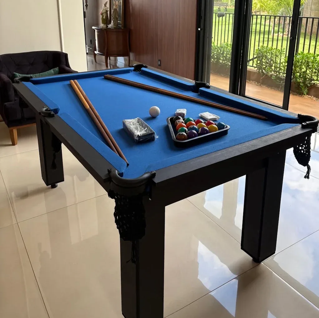 Mesa de bilhar azul em ambiente residencial