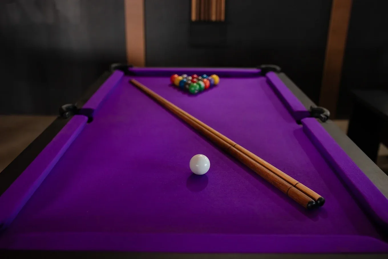Mesa de bilhar com tecido roxo