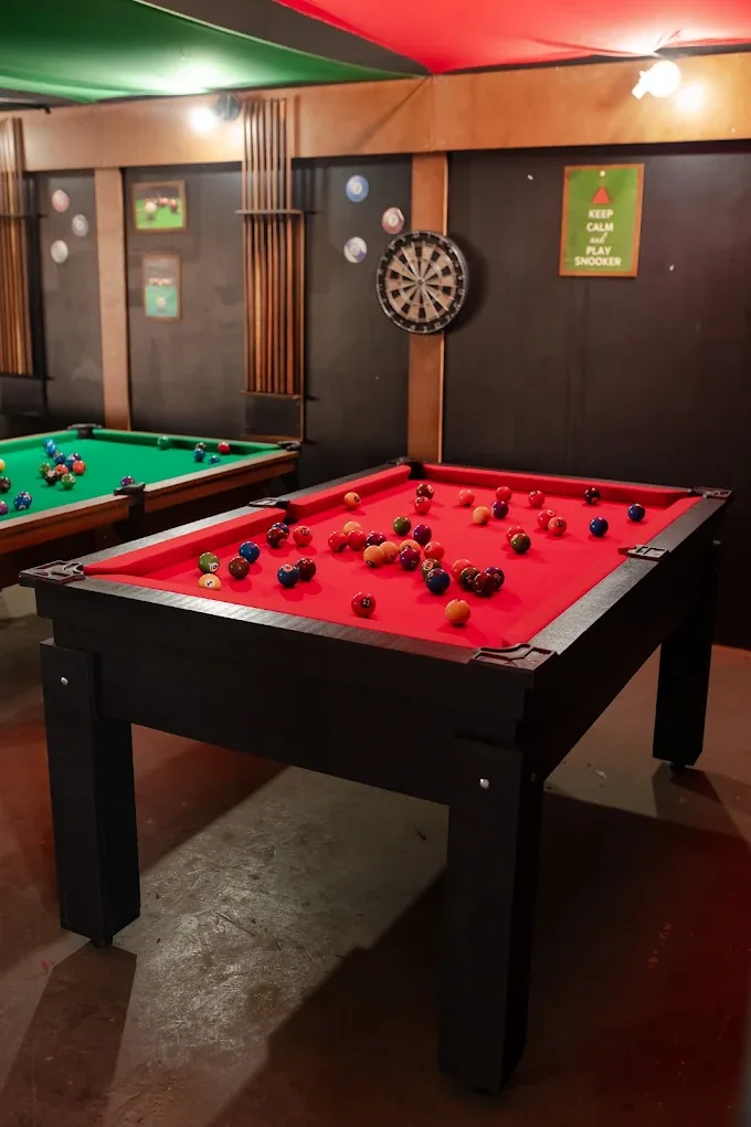 Mesa de bilhar vermelha em ambiente de jogos