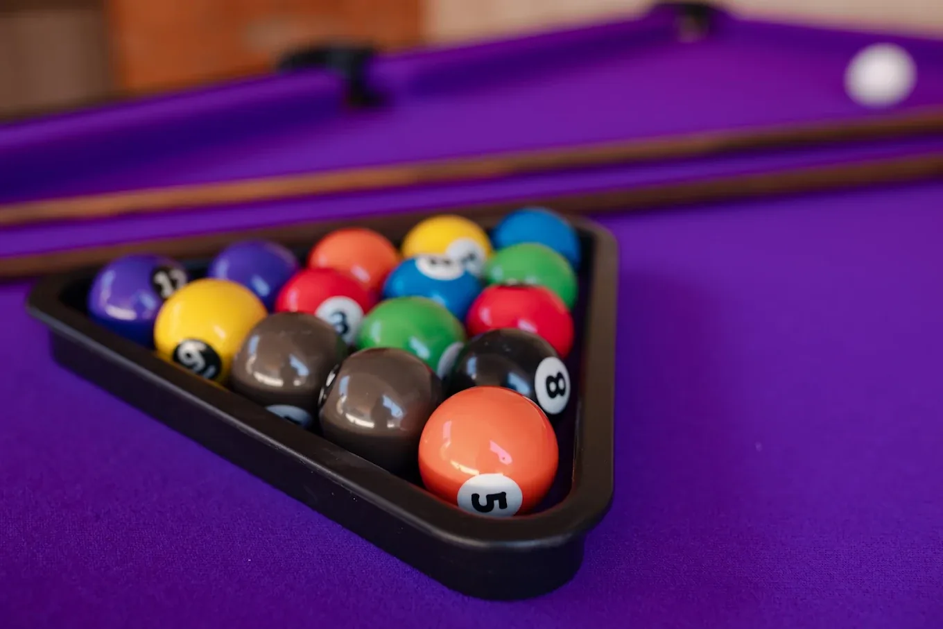 Bolas de bilhar sobre tecido roxo