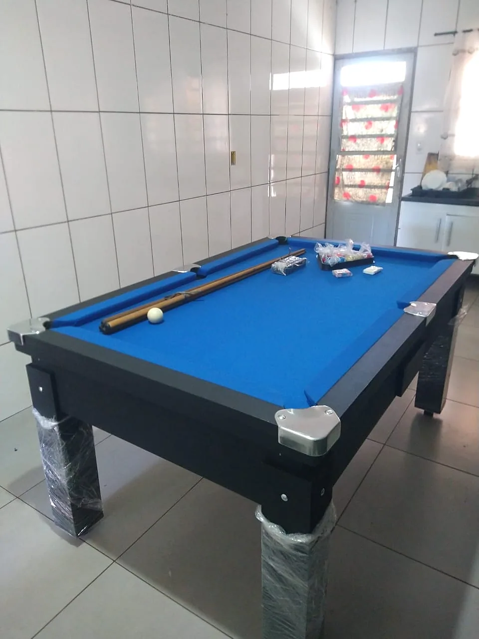 Mesa de bilhar azul em ambiente real