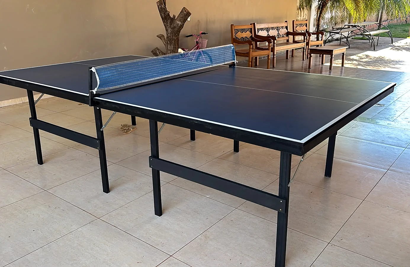 Mesa de ping-pong preta da RN Bilhares com rede azul